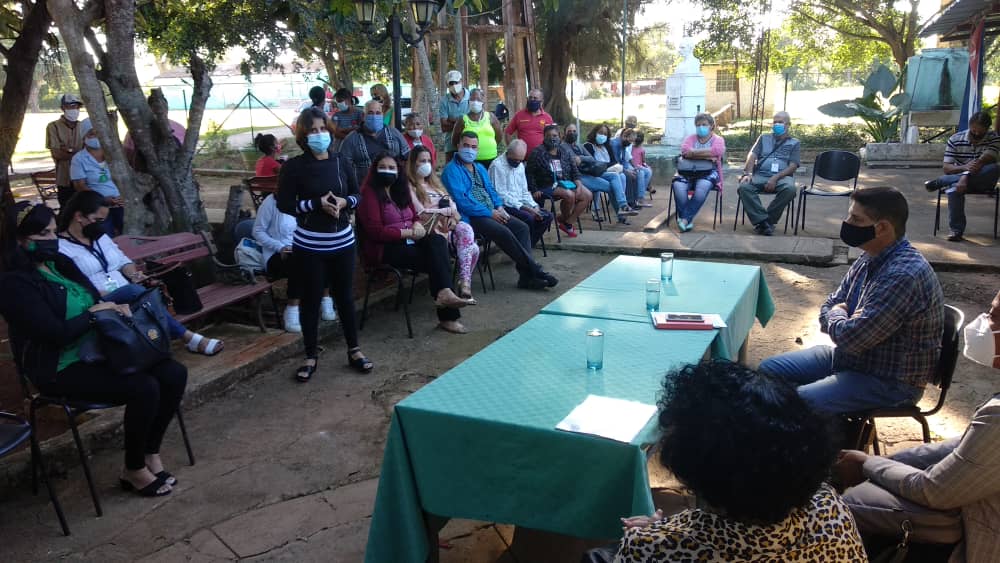 Intercambio en la comunidad El Guayabal con la presidenta de la Comisión Permanente de la Asamblea Nacional "Educación, Cultura, Ciencia, Tecnología y Medio Ambiente", la Dr. C Martha del Carmen Mesa Valenciano