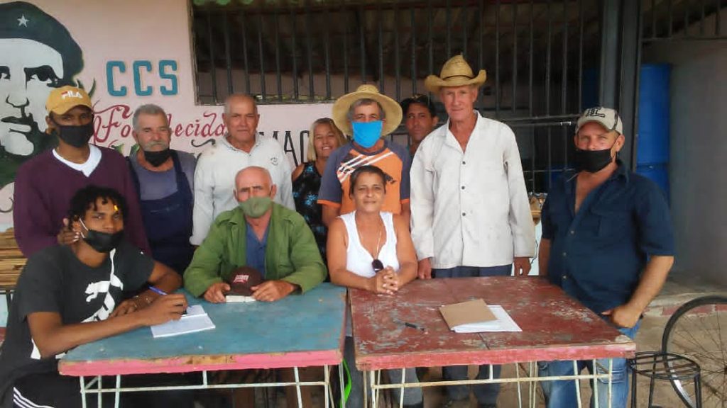 "Con los pies en la tierra"